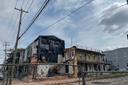 El complejo de apartamentos de tres pisos en 501 North 8th St. en Reading permaneció vallado el 18 de julio después de que la pared sur se derrumbara el 5 de julio.