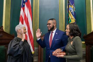 Austin Davis (center) is sworn in as lieutenant governor flanked by his wife Blayre Holmes Davis (right).