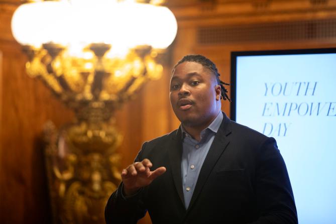 El Representante Estatal Malcolm Kenyatta habla en un panel sobre Empoderamiento Juvenil en el Capitolio estatal de Harrisburg, Pensilvania.