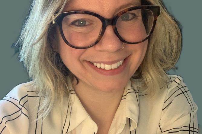 Author headshot for Amanda Fries