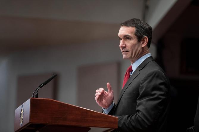 El candidato demócrata a fiscal general, Eugene DePasquale, en el edificio del Capitolio en Harrisburg, Pensilvania.