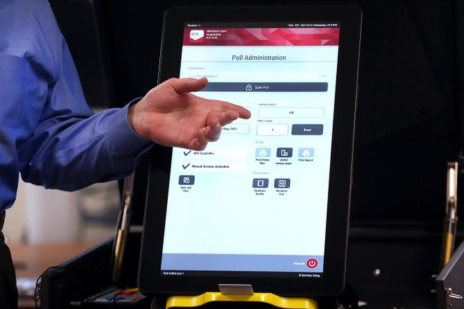 A former Luzerne County election administrator shows a class how to set up new voting machines in 2021. Fred Adams/for Spotlight PA